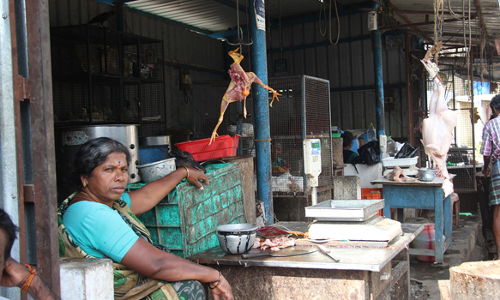 புரட்டாசி மாதம் பிறந்ததால்  சேலத்தில் இறைச்சி கடைகள் வெறிச்சோடின