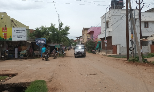 சுந்தராபுரம் அருகே பல ஆண்டுகளாக குண்டும் குழியுமாக காணப்படும் சாலை