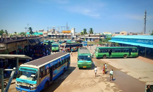 பஸ் நிலையத்தின் நடுவே இருசக்கர வாகனங்களை நிறுத்தி ரகளையில் ஈடுபட்ட வாலிபர்கள்