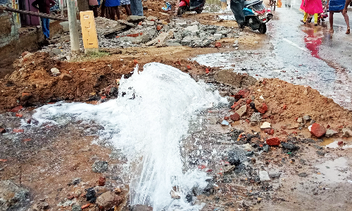 குடிநீர் குழாயில் உடைப்பு