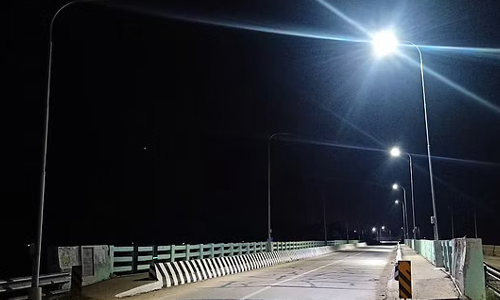 பாலத்தில் மின் விளக்குகள் அமைக்க வேண்டும்