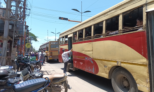 குனியமுத்தூரில் சிக்னல் அருகே பஸ் நிறுத்தம் இருப்பதால் போக்குவரத்து நெரிசல்