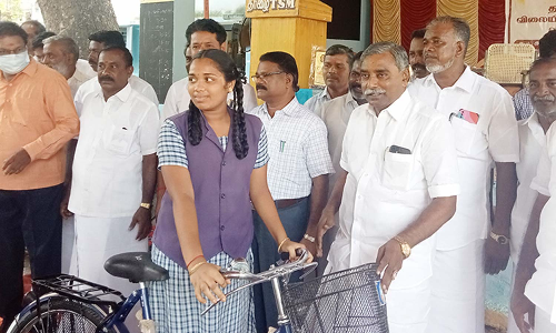 அரசு பள்ளி மாணவ- மாணவிகளுக்கு விலையில்லா சைக்கிள்- எம்.எல்.ஏ. வழங்கினார்