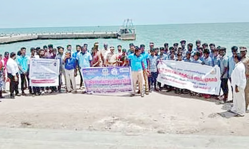 மீன்பிடி துறைமுகத்தில் தூய்மை பணி