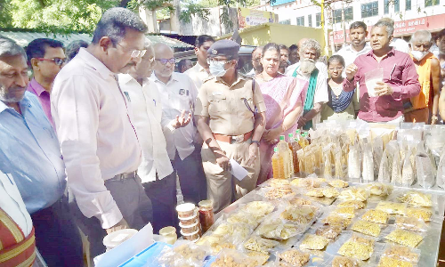 தஞ்சை உழவர் சந்தையில் பாரம்பரிய தின்பண்டங்கள் அங்காடி- கலெக்டர் திறந்து வைத்தார்