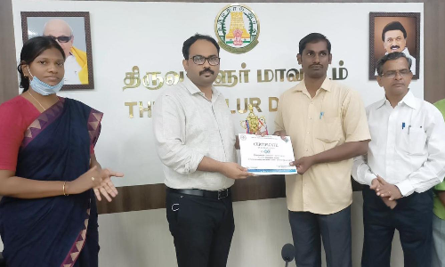 வாக்காளர் அட்டையுடன் 100 சதவீதம் ஆதார் இணைப்பு-  கலெக்டர் பாராட்டு