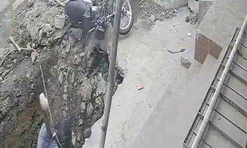 ஆதம்பாக்கம் மழைநீர் கால்வாய்க்கு தோண்டிய பள்ளத்தில் மோட்டார் சைக்கிளோடு விழுந்த என்ஜினீயர்