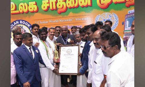 லாரியை கயிறு கட்டி இழுத்து சாதனை புரிந்தவருக்கு, குமரி எம்.பி.விஜய் வசந்த் பாராட்டு