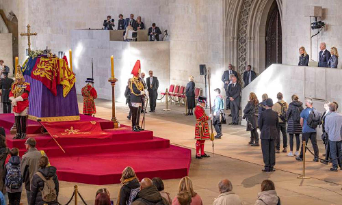 ராணி எலிசபெத் உடலுக்கு நேரில் அஞ்சலி செலுத்தினார் அதிபர் ஜோ பைடன்