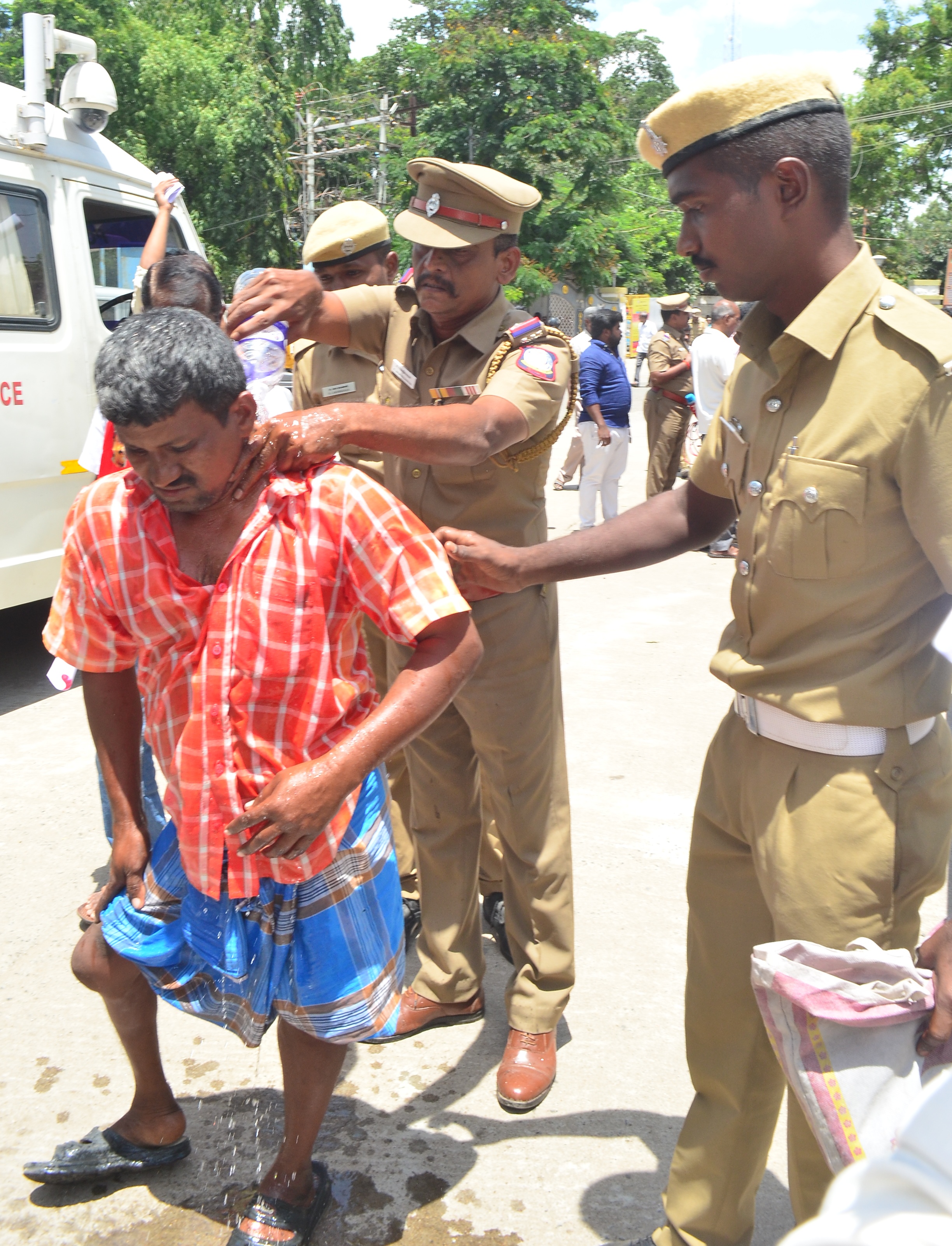 கோவை கலெக்டர் அலுவலகத்தில் மாற்றுத்திறனாளிகள் திடீர் தர்ணா கோவை கலெக்டர் அலுவலகத்தில் மாற்றுத்திறனாளிகள் திடீர் தர்ணா