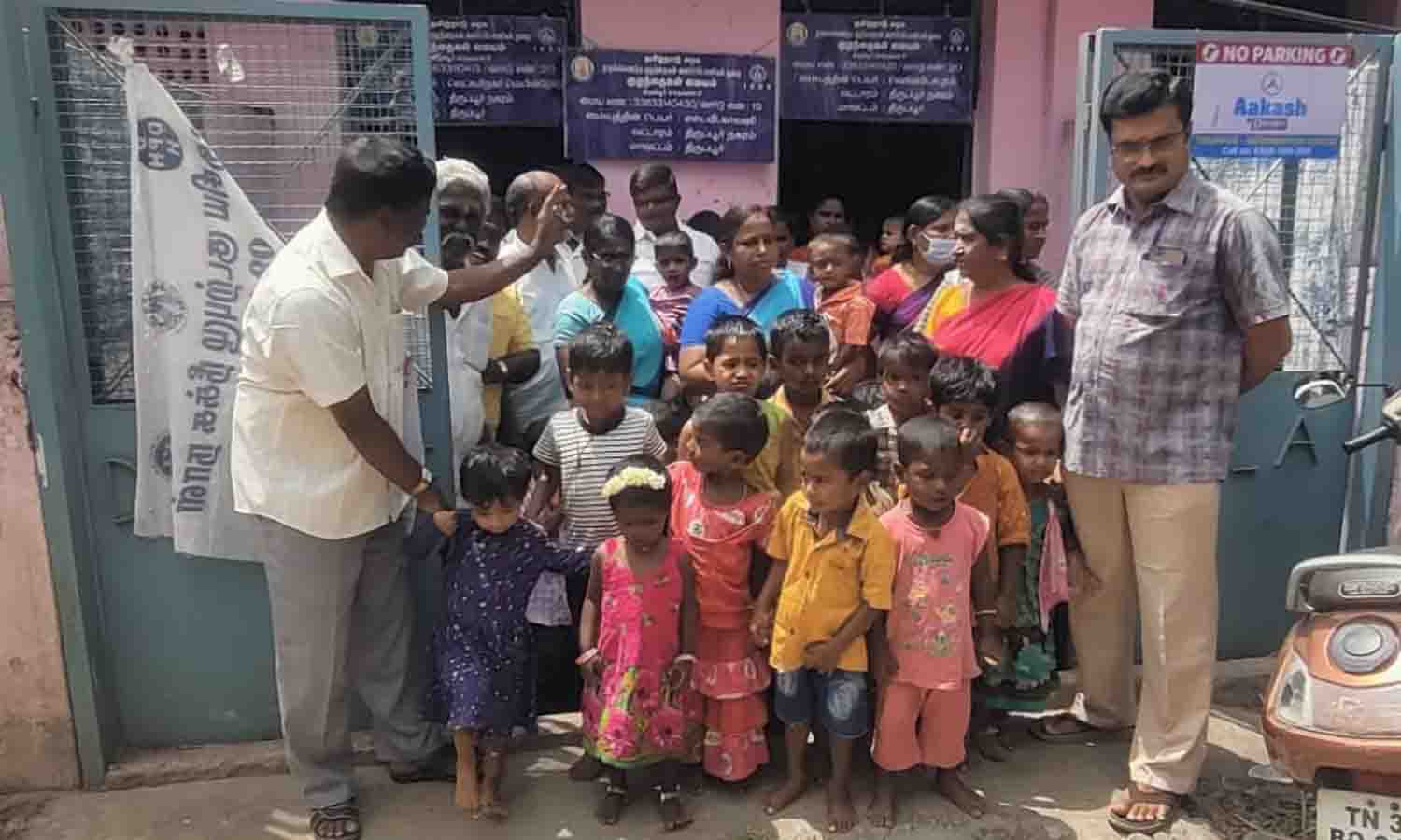 அங்கன்வாடிக்குள் புகுந்த பாம்பால் பரபரப்பு அங்கன்வாடிக்குள் புகுந்த பாம்பால் பரபரப்பு