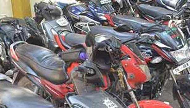 மதுவிலக்கு வழக்குகளில் கைப்பற்றப்பட்ட வாகனங்கள் ஏலம் மதுவிலக்கு வழக்குகளில் கைப்பற்றப்பட்ட வாகனங்கள் ஏலம்