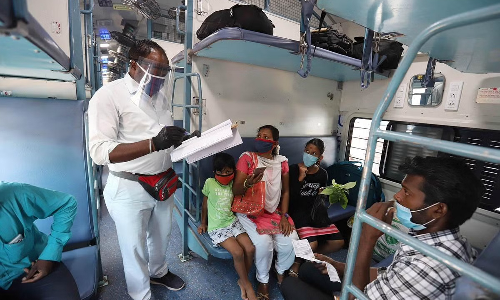 ரெயில்களில் சக பயணிகளை தொந்தரவு செய்தால் நடவடிக்கை: ரெயில்வே நிர்வாகம் புதிய உத்தரவு