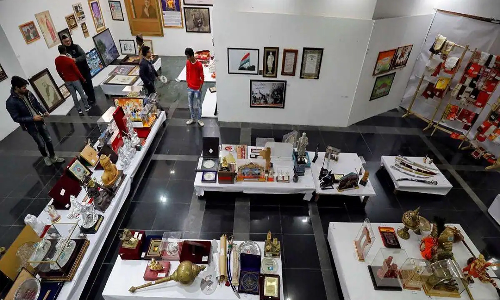 பிரதமர் மோடியின் பரிசு பொருட்களில் பலரும் ஏலம் கேட்கிற பொருட்கள் எவை தெரியுமா?