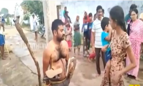 கணவனை மின்கம்பத்தில் கட்டி வைத்து செருப்பால் அடித்த மனைவி