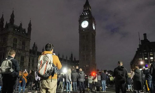 மறைந்த ராணி எலிசபெத்திற்கு ஒரு நிமிடம் மவுன அஞ்சலி செலுத்திய பிரிட்டன் மக்கள்