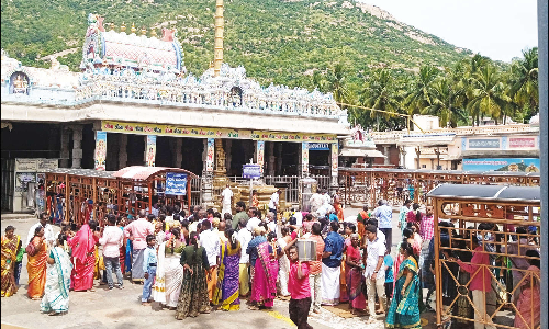 கோவில்களில் காசு மட்டுமே பிரதானம்: சாமி தரிசனத்தில் 2 மணி நேரம் காத்திருந்த பக்தர் டுவிட்டரில் பதிவு