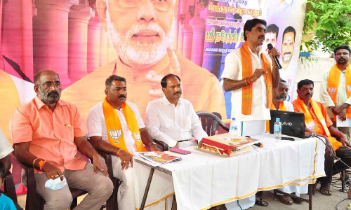 பொதுமக்களுக்கு நலத்திட்ட உதவிகள்