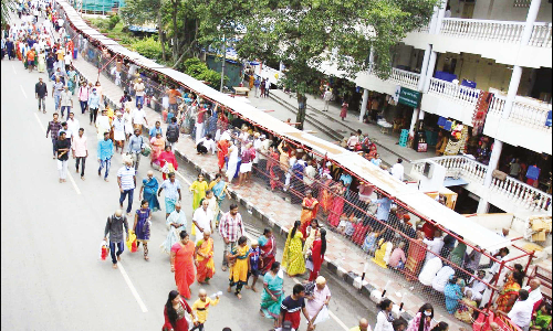 திருப்பதியில் தரிசனம் செய்ய 3 கி.மீ. தூரம் பக்தர்கள் காத்திருப்பு