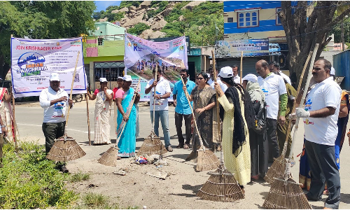 தூய்மை இந்தியா திட்டத்தில்  கிருஷ்ணகிரி சின்ன ஏரியை சுத்தப்படுத்தும் பணி