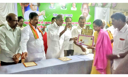 பள்ளி மாணவர்களுக்கு ஊக்கத்தொகை-முதல்-அமைச்சர் ரங்கசாமி வழங்கினார்