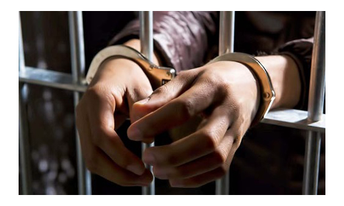 ஓட்டலில் அனுமதியின்றி விற்பனை:  68 மதுபாட்டில்களுடன் சிக்கிய பர்கூர் வாலிபர்