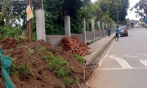 கோத்தகிரி நேரு பூங்காவில் தடுப்புச்சுவர் அமைக்கும் பணி மந்தம்