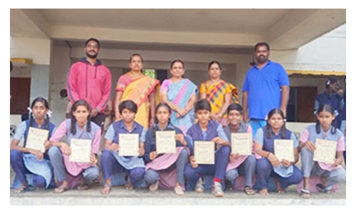 கைப்பந்து போட்டியில் சாதனை படைத்த  ஓசூர் அரசு பெண்கள் மேல்நிலைப்பள்ளி மாணவியருக்கு பாராட்டு