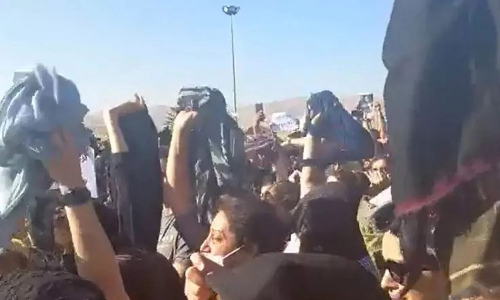 போலீஸ் தாக்குதலில் இளம்பெண் மரணம் - ஹிஜாப்பை எரித்து, தலைமுடியை வெட்டி ஈரான் பெண்கள் போராட்டம்