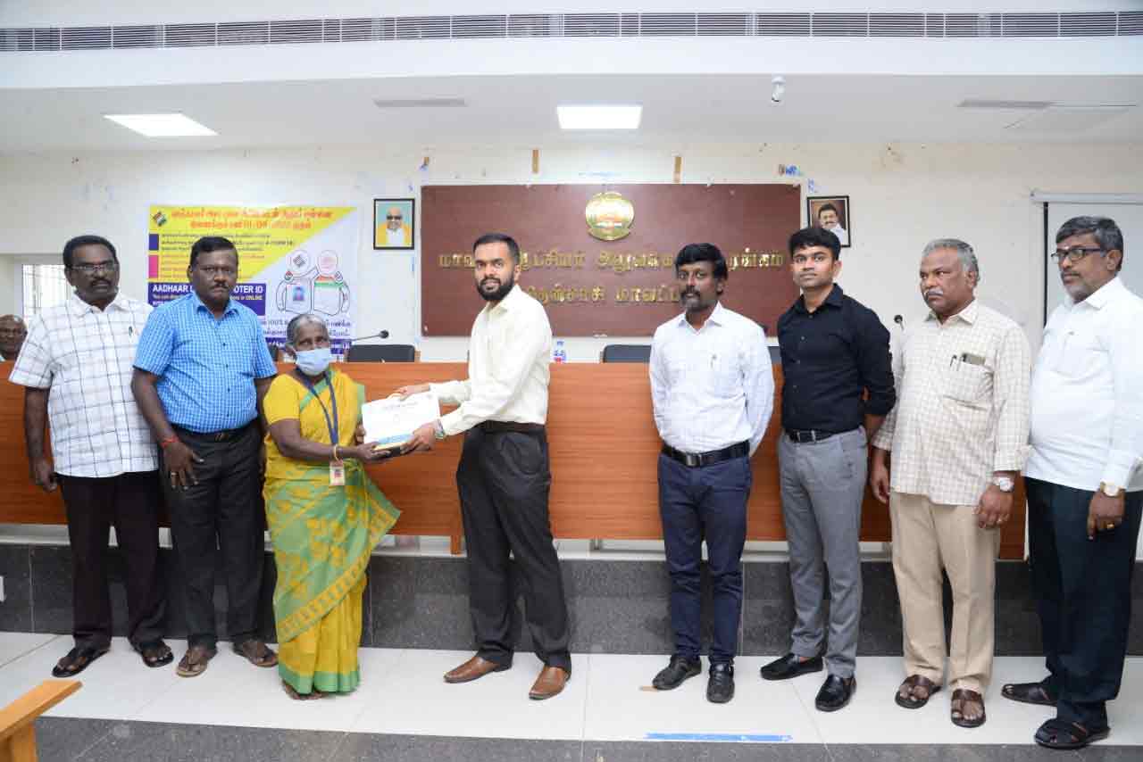 வாக்குசாவடி நிலை அலுவலர்களுக்கு பரிசு கேடயம், சான்றிதழ்கள்- கலெக்டர் ஆகாஷ் வழங்கினார் வாக்குசாவடி நிலை அலுவலர்களுக்கு பரிசு கேடயம், சான்றிதழ்கள்- கலெக்டர் ஆகாஷ் வழங்கினார்