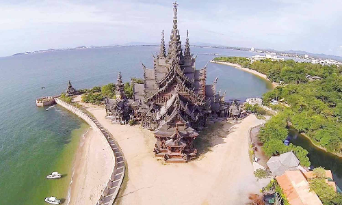 மரத்தால் உருவான பிரமாண்ட ஆலயம்