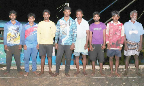 புதுக்கோட்டை மீனவர்கள் 8 பேர் விசைப்படகுடன் சிறைப்பிடிப்பு