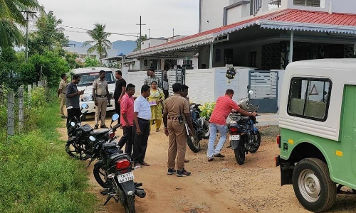 பழனி அருகே கத்தி முனையில் 2 வீடுகளில் முகமூடி கொள்ளையர்கள் கைவரிசை