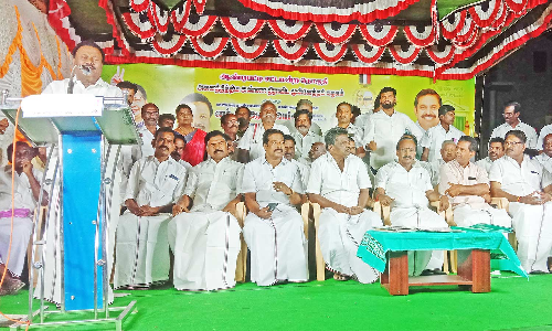 ஓ.பி.எஸ்.க்கும், எங்களுக்கும் வாய்க்கால் வரப்பு தகராறு கிடையாது முன்னாள் அமைச்சர் திண்டுக்கல் சீனிவாசன் பேச்சு