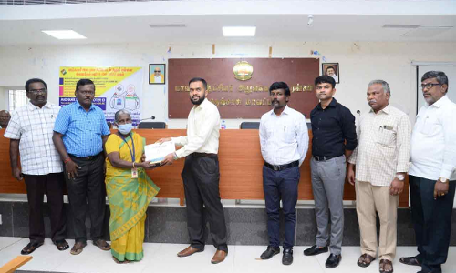 வாக்குசாவடி நிலை அலுவலர்களுக்கு பரிசு கேடயம், சான்றிதழ்கள்- கலெக்டர் ஆகாஷ் வழங்கினார்