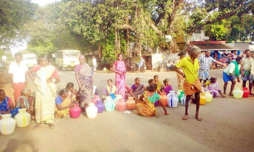 வடமதுரை அருகே குடிநீர்கேட்டு காலிக்குடங்களுடன் கிராம மக்கள் மறியல்