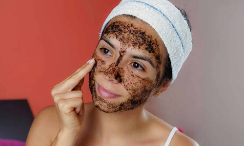 காஃபி தூள் வைத்து உங்கள் முகத்தை பளிச்சிட வைப்பது எப்படி?