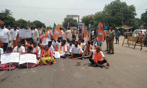 வடலூர் நகராட்சியை கண்டித்து பா.ஜ.க.வினர் சாலை மறியல்:   52 பேர் கைது