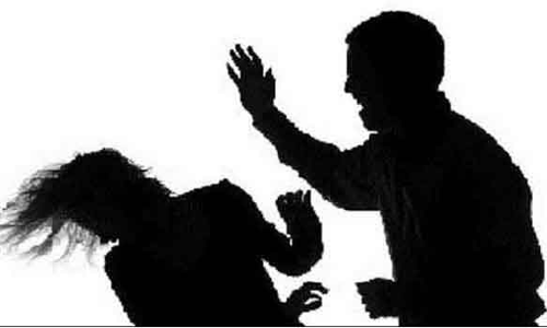 இளம்பெண் வீட்டை விட்டு விரட்டியடிப்பு