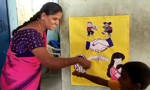 அங்கன்வாடி மையத்தில் வித்தியாசமான முறையில் குழந்தைகளை வரவேற்கும் பெண் ஊழியர்