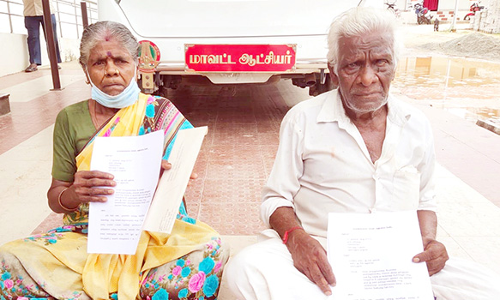 கலெக்டர் அலுவலகம் முன்பு வயதான தம்பதியினர் தர்ணா