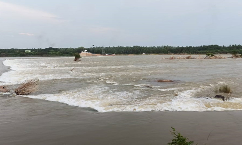 காவிரி ஆற்றில் அதிக அளவில் தண்ணீர் செல்வதால் கூட்டு குடிநீர் திட்ட பணிகள் பாதிப்பு