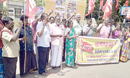 தஞ்சையில், தெரு வியாபார தொழிலாளர் சங்கத்தினர் ஆர்ப்பாட்டம்