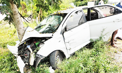 அடுத்தடுத்து 2 பைக், மரத்தில் கார் மோதியது