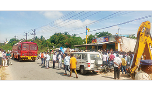 சூளகிரி அருகே  ஆக்கிரமிப்பு நிலத்தில் கட்சி அலுவலகம் -  அகற்ற வந்த அதிகாரிகளுடன் வாக்குவாதத்தில் ஈடுபட்டதால் பரபரப்பு