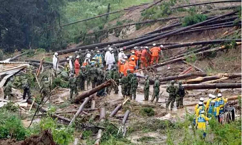 ஜப்பானை உலுக்கிய சக்திவாய்ந்த புயல் - மக்களின் இயல்பு வாழ்க்கை முடக்கம்