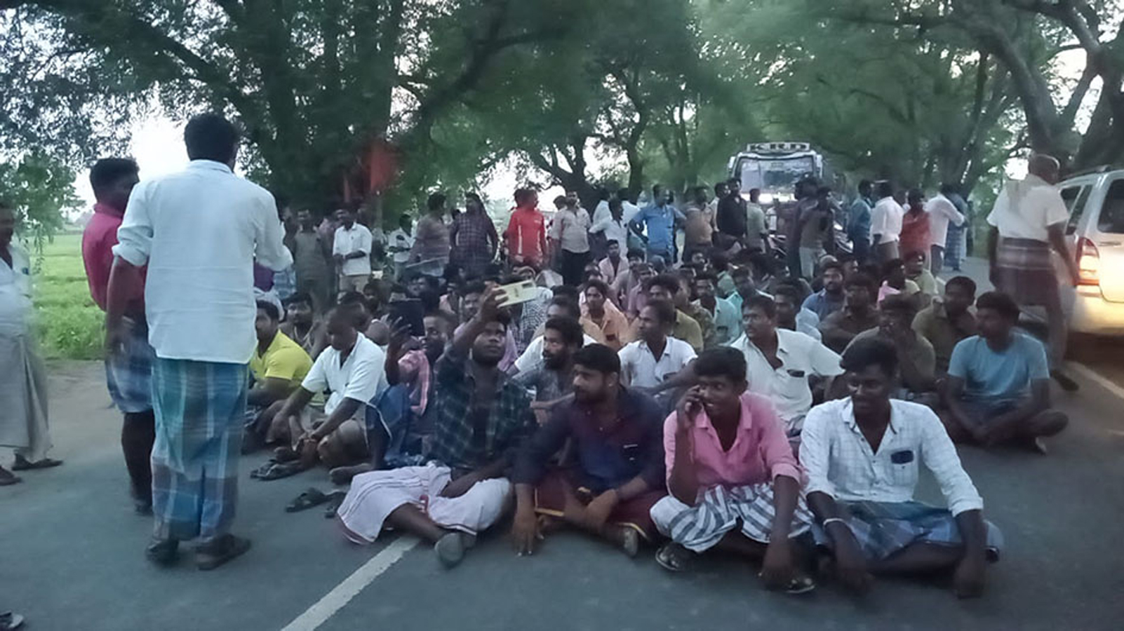 திட்டக்குடி அருகே மணல் குவாரி லாரி டிரைவர்கள் சாலை மறியல் திட்டக்குடி அருகே மணல் குவாரி லாரி டிரைவர்கள் சாலை மறியல்