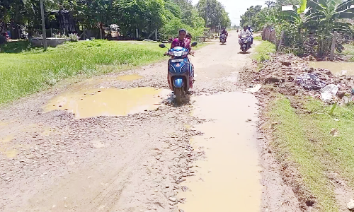 சாலையை சீரமைக்க பொதுமக்கள் கோரிக்கை