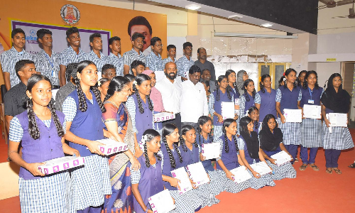 35 மாணவர்களுக்கு விலையில்லா கையடக்க கணினி