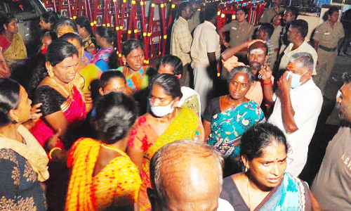 போலீஸ் நிலையத்தை முற்றுகையிட்டு பொதுமக்கள் போராட்டம்